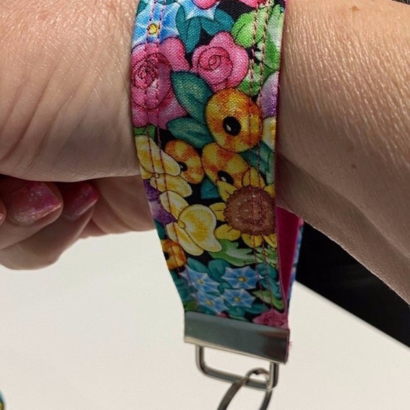 Choose 1 New Handmade Fabric Wristlet KeyChain Ring Fob Mary Engelbreit Floral - Picture 6 of 7